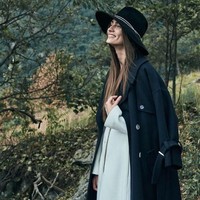 Pada akhir 2016 lalu, Marine juga pernah jadi perbincangan setelah Victoria Bechkham menampilkan dirinya saat sedang fitting busana fashion show. Banyak netizen yang mengkritik Victoria karena memilih Marine. (Foto: Instagram)