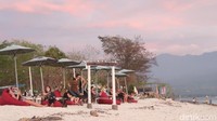 Mulai pukul 17.00 WITA matahari akan beranjak turun ke peraduan. Angin bertiup lembut menyapa para wisatawan yang duduk di pinggir pantai.