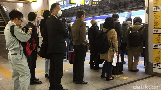 Antrean penumpang di peron Stasiun Yokohama, Jepang
