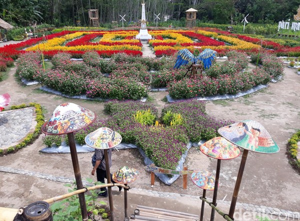 Ada semacam taman bunga labirin dengan Tugu Yogya sebagai pusatnya. Wah, Instagramable nih! (Pradito/detikTravel) Ada semacam taman bunga labirin dengan Tugu Yogya sebagai pusatnya. Wah, Instagramable nih! (Pradito/detikTravel)