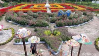 Ada semacam taman bunga labirin dengan Tugu Yogya sebagai pusatnya. Wah, Instagramable nih! (Pradito/detikTravel)