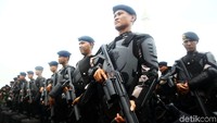 Perseonel polisi dengan senjata laras panjang saat mengikuti apel persiapan pengamanan rangkaian Natal dan tahun baru hingga Pemilu 2019.