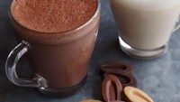 Suka yang mana? Cokelat dark, milk dan putih juga enak dipadu dengan susu dan krim untuk jadi minuman cokelat. Foto: Instagram @aubaineuk