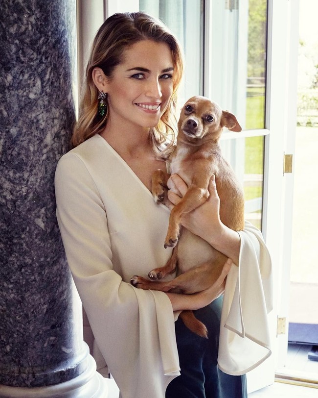 Ia pun memiliki organisasi non-profit untuk melindungi anjing. Foto: dok. Instagram