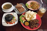 No Logic Gurih Enak Sop Buntut Bakar dengan Mie Goreng No Logic Gurih Enak Sop Buntut Bakar dengan Mie Goreng