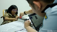 Petugas membantu membuat persyaratan untuk pembuatan paspor.