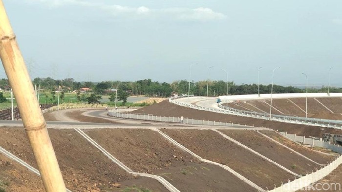 Progres proyek strategis nasional tol Pasuruan-Probolinggo (Paspro), mulai Kecamatan Tongas hingga Kecamatan Leces telah mencapai 99,56% atau nyaris rampung.