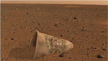 Gelas plastik Starbucks di permukaan Mars. Foto: Twitter