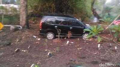 Ini Penampakan Mobil di Pasuruan yang Nangkring di Tengah Kuburan