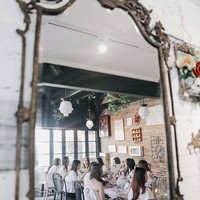 Menurut Isabella Monna, pemilik Elite Party Designer, teman-teman Clarissa yang mengorganisir acara tersebut. Ia pun memesan konsep pastel untuk dekorasinya. Foto: Kansha Photography