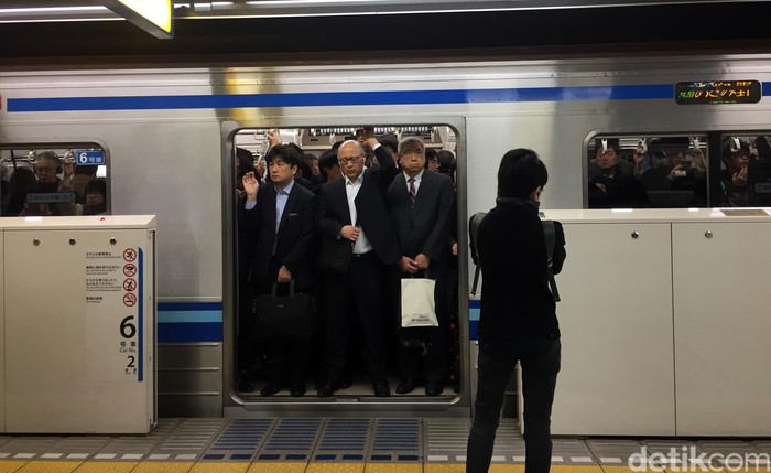 Pagi hari menjadi jam paling sibuk stasiun-stasiun kereta di Jepang. Antrean yang tetap tertib meski sedang padat bikin mata melongo.