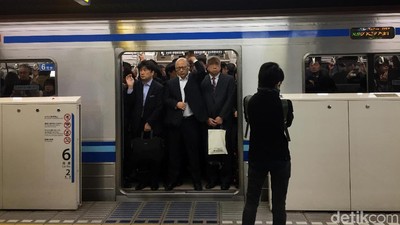 Belajar dari Orang Jepang Cara Antre di Stasiun MRT