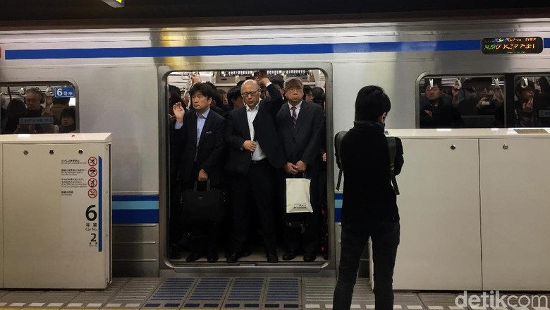 Antrean Saat Jam Sibuk di Stasiun Kereta Jepang Ini Bikin Melongo Pagi hari menjadi jam paling sibuk stasiun-stasiun kereta di Jepang. Antrean yang tetap tertib meski sedang padat bikin mata melongo.
