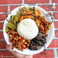 Pecinta Pedas? Yuk, Cicip Bebek Hingga Ayam Berlumur Sambal yang Enak di Sini