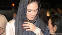 Luna tampak mengenakan hijab hitam saat itu. Pool/Noel/detikFoto.