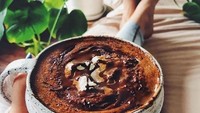 Siapa mau? Hot chocolate dengan topping saus cokelat dan krim yang lembut. Foto: Instagram @thematchareserve