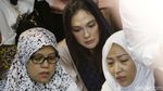 Tangis Ayu Dewi di Pundak sang Ayah