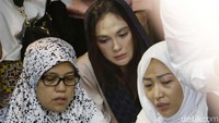 Ayu ditemani sahabatnya, Luna Maya yang turut hadir di prosesi pemakaman. Pool/Palevi S/detikFoto.