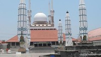 Selain salat, kamu juga wisata religi di Masjid Agung Jawa Tengah. Masjid ini berada di Jalan Gajah Raya, Gayamsari, Sambirejo, Kota Semarang. Tidak jauh dari Simpang Lima, sekitar 15 menit berkendara. (Nfadils/dTraveler)