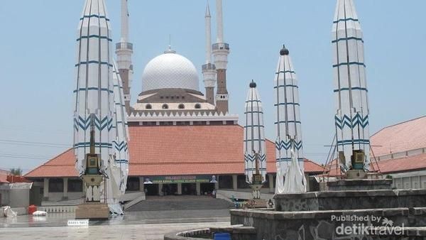 Selain salat, kamu juga wisata religi di Masjid Agung Jawa Tengah. Masjid ini berada di Jalan Gajah Raya, Gayamsari, Sambirejo, Kota Semarang. Tidak jauh dari Simpang Lima, sekitar 15 menit berkendara. (Nfadils/dTraveler) Selain salat, kamu juga wisata religi di Masjid Agung Jawa Tengah. Masjid ini berada di Jalan Gajah Raya, Gayamsari, Sambirejo, Kota Semarang. Tidak jauh dari Simpang Lima, sekitar 15 menit berkendara. (Nfadils/dTraveler)