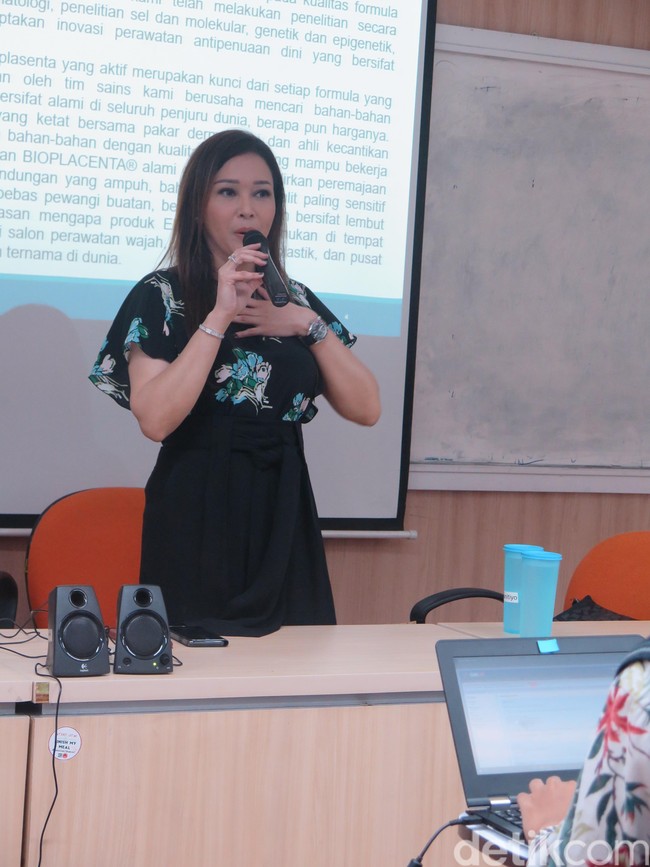 Pada akhir 2018, Maia Estianty mendapat kesempatan untuk berbagai sebagai dosen tamu di mata kuliah Kepemimpinan dan Pengembangan Kelompok Jurusan Ilmu Komunikasi Universitas Indonesia. Maia tampil feminin dan elegan dengan dress bernuansa motif floral. (Foto: Rahmi Anjani/Wolipop)
