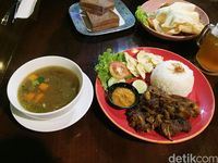 No Logic Gurih Enak Sop Buntut Bakar dengan Mie  Goreng  