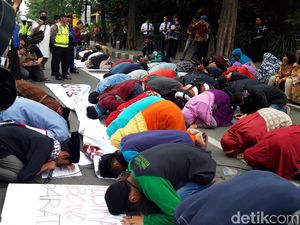 Gelar Aksi Tuntut Maaf Prabowo Lagi, Massa Ini Lakukan Sujud Berjamaah