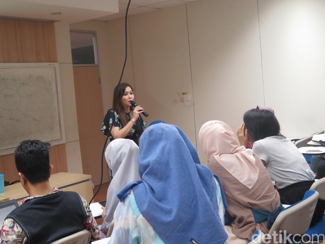 Di kelas mahasiswa Ilmu Komunikasi angkatan 2016 tersebut, Maia menjelaskan mengenai bagaimana ia membangun brand kecantikan EMK. Ia mengaku menggunakan dirinya sendiri sebagai brand ambassador sekaligus orang yang bertugas sebagai humas dan marketing. Foto: Rahmi Anjani/Wolipop