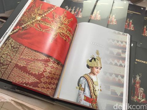 buku karya istri Tito Karnavian, 'Kreasi Busana Daerah Indonesia Warisan Nusantara'. 