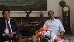 Momen Jokowi Sopiri Yusril di Istana Bogor
