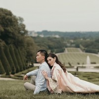 Pesta pernikahan Crazy Rich Surabayan ini akan dilangsungkan di The Mulia, Bali. Kabarnya, setiap tamu akan mendapatkan suvenir berupa koin emas. Tidak ketinggalan, ada doorprize berhadiah lima mobil Jaguar. (Foto: dok. Cappio Photography)