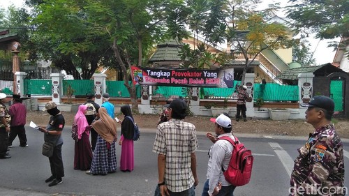 aksi tolak gerakan separatisme di depan asrama mahasiswa papua surabaya