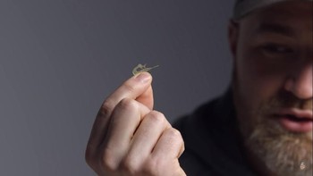 Alat untuk membuka slot kartu SIM pun juga spesial. Foto: YouTube/Unbox Therapy