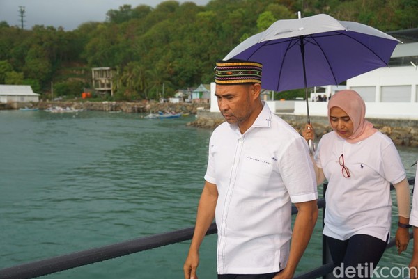 Di awal tahun 2019, Gubernur NTT Viktor Bungtilu Laiskodat berencana menutup Pulau Komodo dan memindahkan warga Desa Komodo. Namun hal itu, langsung mendapat penolakan dari Warga Desa Komodo (Shinta/detikcom) Di awal tahun 2019, Gubernur NTT Viktor Bungtilu Laiskodat berencana menutup Pulau Komodo dan memindahkan warga Desa Komodo. Namun hal itu, langsung mendapat penolakan dari Warga Desa Komodo (Shinta/detikcom)