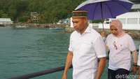 Di awal tahun 2019, Gubernur NTT Viktor Bungtilu Laiskodat berencana menutup Pulau Komodo dan memindahkan warga Desa Komodo. Namun hal itu, langsung mendapat penolakan dari Warga Desa Komodo (Shinta/detikcom)
