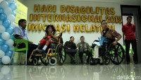 Momen saat petugas Imigrasi Jakarta Barat membuka pelayanan pembuatan paspor di Yayasan Pembinaan Anak Cacat (YPAC), Jakarta.