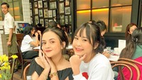 Hangout bareng temannya, Amanda memilih santai di restoran. Tapi ada yang unik nih, gelas yang digunakan Amanda ini gelas jadul. Foto: Instagram