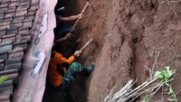 Hantaman material longsor mengakibatkan sejumlah kerusakan. Sementara itu untuk meringankan beban para korban tanah longsor, sejumlah aparat TNI, BPBD, Polisi dan warga sekitar bergotong royong melakukan upaya pembersihan material longsor. Istimewa.