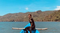 Host MTMA Inka Fitria mencoba snorkeling di Teluk Kletekan. Kamu mau coba juga? (My Trip My Adventure)