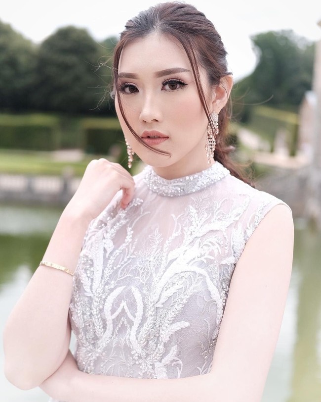 Untuk riasan wajah, calon pengantin wanita mengandalkan makeup artist Nita Js. Kalau foto di Asia saya biasanya (makeup) tidak terlalu bold, tapi untuk negara seperti Eropa pasti konsepnya akan lebih bold dan glamour, kata Nita kepada Wolipop, Jumat (30/11/2018). Nita sendiri khusus menangani riasan prewedding Clarissa di Eropa.  (Foto: dok. Cappio Photography)