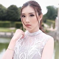 Untuk pesta resepsi nanti, Clarissa sudah dipastikan tampil glamor. Kukunya sudah dihias dengan taburan kristal Swarovski. Aku bikin kukunya terinspirasi dari gaunnya yang sparkling, Kiky Handoko, sang penghias kuku, kepada Wolipop, Jumat (30/11/2018). Ada sekitar 70 sampai 80 kristal Swarovski yang dihias di kuku-kuku Clarissa. Kristal Swarovski tersebut disematkan di atas kuku yang telah dipulas dengan kuteks putih dan silver.  (Foto: dok. Cappio Photography)