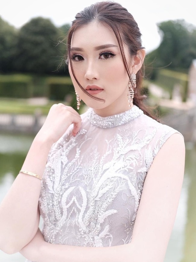 Untuk pesta resepsi nanti, Clarissa sudah dipastikan tampil glamor. Kukunya sudah dihias dengan taburan kristal Swarovski. Aku bikin kukunya terinspirasi dari gaunnya yang sparkling, Kiky Handoko, sang penghias kuku, kepada Wolipop, Jumat (30/11/2018). Ada sekitar 70 sampai 80 kristal Swarovski yang dihias di kuku-kuku Clarissa. Kristal Swarovski tersebut disematkan di atas kuku yang telah dipulas dengan kuteks putih dan silver.  (Foto: dok. Cappio Photography)