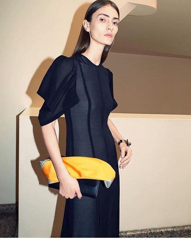 Meskipun dikritik karena penampilannya dianggap terlalu kurus, model yang memiliki tinggi 176 sentimeter ini telah banyak tampil di berbagai fashion show bergengsi di dunia. (Foto: Instagram)