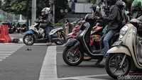 Kendaraan-kendaraan itu terekam kamera yang berada di Jl Medan Merdeka dan Jl MH Thamrin.