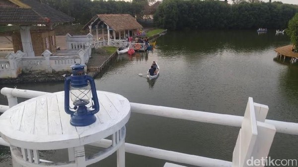 Grand Maerokoco merupakan taman miniatur Jawa Tengah dengan anjungan rumah khas dari 35 Kabupaten/Kota di Provinsi Jawa Tengah. Grand Maerokoco terkenal lewat foto-foto instagram karena sudah mulai berbenah dan makin cantik. (Foto: Angling Adhitya Purbaya/detikTravel) Grand Maerokoco merupakan taman miniatur Jawa Tengah dengan anjungan rumah khas dari 35 Kabupaten/Kota di Provinsi Jawa Tengah. Grand Maerokoco terkenal lewat foto-foto instagram karena sudah mulai berbenah dan makin cantik. (Foto: Angling Adhitya Purbaya/detikTravel)