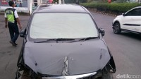 Setelah ditelusri, itu hoax. Yang benar kecelakaan tunggal. Mobil menabrak pagar makam dari besi kecil lalu masuk ke dalam makam/Foto: Muhajir Arifin