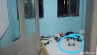 Barbel ini didapat dari fasilitas olahraga yang ada di dalam Lapas.