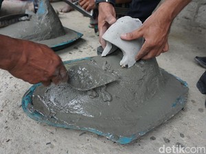 Kurangi BAB Sembarangan, Masyarakat Pedalaman NTT Buat Jamban Sendiri