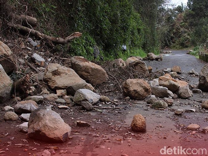 Jalan Tembus Tawangmangu Sarangan Longsor Akses Ke Jatim Dialihkan 7025
