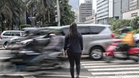 Sejumlah kendaraan melintas di kawasan Jalan MH Thamrin yang telah terpasang CCTV untuk elektronik tilang atau E-TLE, Jakarta Pusat, Jumat (30/11).